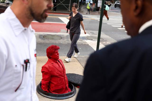 프랑스 예술가 제임스 콜로미나가 제작한 도널드 트럼프 미국 대통령의 조각상. AFP 연합뉴스