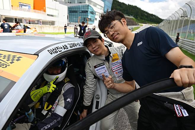 팀원들과 함께 포즈를 취하고 있는 민병호. 사진: 김학수 기자