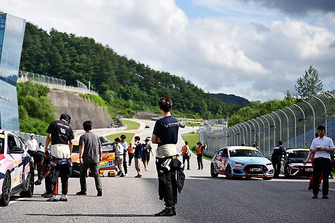 그리드 정렬 중인 차량들과 이를 바라보는 민병호. 사진: 김학수 기자