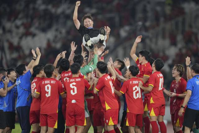 2025 AFF U-23 챔피언십 우승 후 선수들에게 헹가래를 받는 김상식 감독. AP연합뉴스