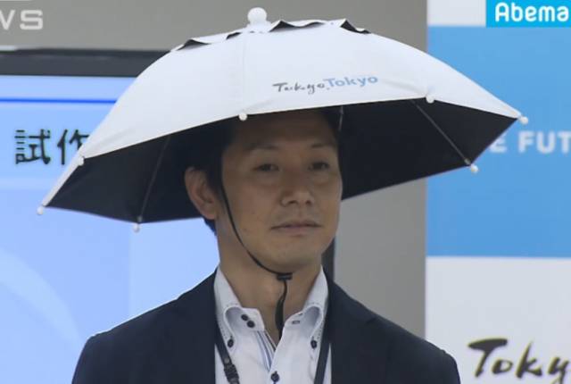 2020년 도쿄 하계 올림픽·패럴림픽 당시 삿갓형 양산을 쓴 고이케 유리코 도쿄도 지사 모습. TV아사히 보도 캡처