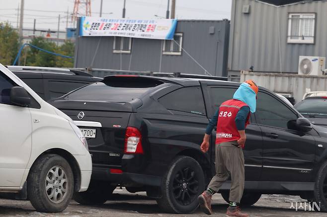 7월14일, 베트남 이주노동자 A씨가 사망한 신축공사 현장에 온열질환을 대비하자는 현수막이 걸려 있다. ⓒ시사IN 이명익