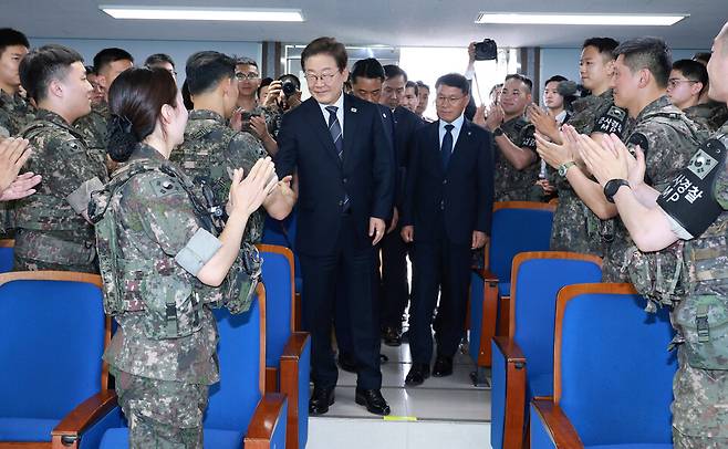 이재명 대통령이 지난 6월13일 경기도 연천군 육군 25사단 비룡전망대에서 장병들을 격려하고 있다. ⓒ연합뉴스