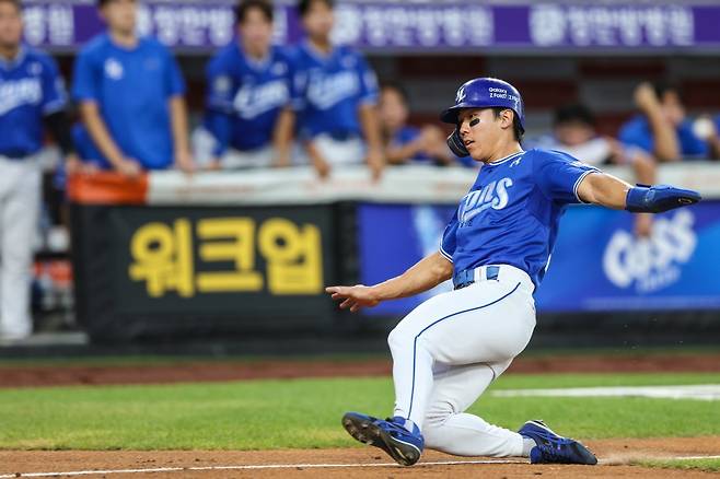 삼성 김성윤이 29일 대전 한화전 2회초 구자욱의 희생플라이 때 홈을 밟고 있다.&nbsp;김성윤은 이날 5타수 3안타 2타점 1득점의 맹타를 휘두르며 팀의 9-2 승리를 이끌었다. 사진제공｜삼성 라이온즈