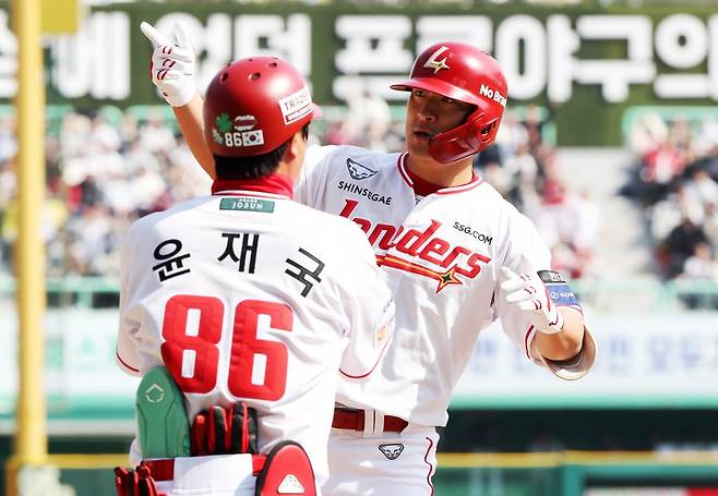 SSG 하재훈(오른쪽)은 30일 1군 엔트리에 합류했다. 팀은 그에게 일발 장타와 클러치 능력을 기대하고 있다. 사진제공｜SSG 랜더스