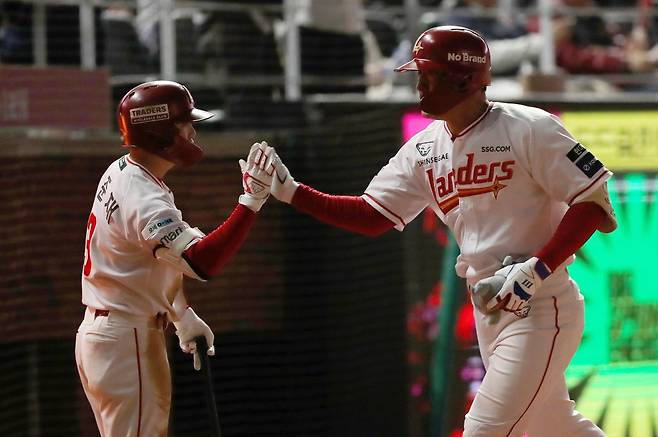 SSG 하재훈(오른쪽)은 30일 1군 엔트리에 합류했다. 팀은 그에게 일발 장타와 클러치 능력을 기대하고 있다. 사진제공｜SSG 랜더스