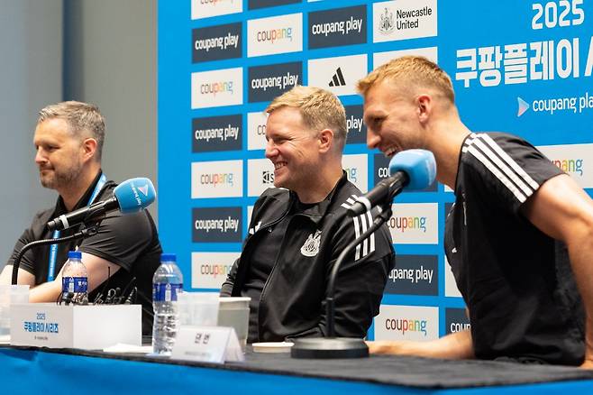 30일 수원월드컵경기장에서 열린 ‘팀 K리그’-뉴캐슬의 ‘2025 쿠팡플레이 시리즈’ 1경기에 취재신청한 외신은 10개다. 이들은 전날(29일) 서울 여의도 IFC에서 열린 기자회견과 이튿날 열린 경기에 참석해 뉴캐슬의 새 시즌 준비 과정을 취재하고자 방한했다. 29일 기자회견에서 질문에 답하고 있는 하우 감독(가운데). 사진제공│쿠팡플레이