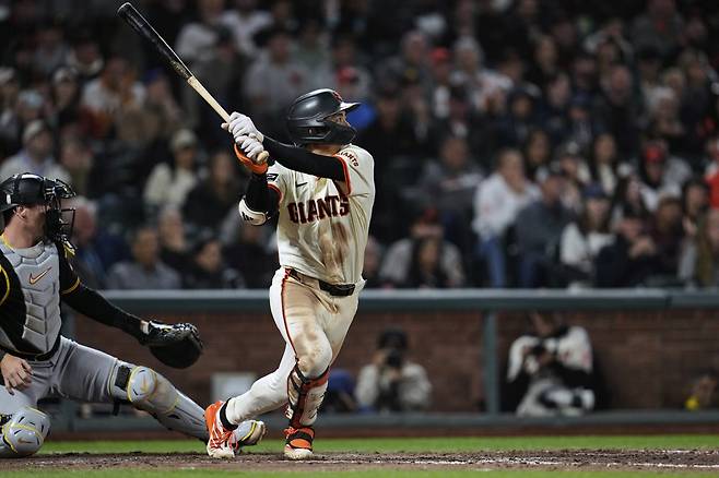 이정후가 29일 피츠버그와 홈경기에서 9회말 안타를 치고 있다. AP연합뉴스