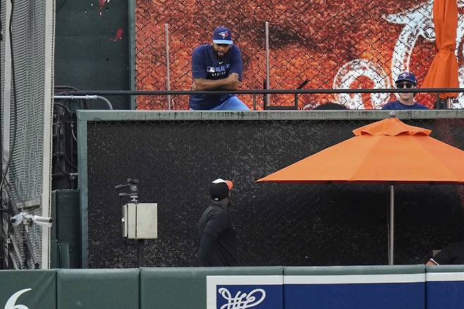 토론토로 트레이드된 뒤 전 동료 예니어 카노와 대화하는 세란토니 도밍게스(위).   볼티모어 | AP연합뉴스