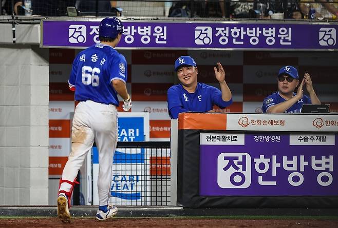 ▲ 박승규(왼쪽)를 흐뭇하게 바라보는 이진영 코치(가운데)와 박진만 감독(오른쪽) ⓒ 삼성 라이온즈