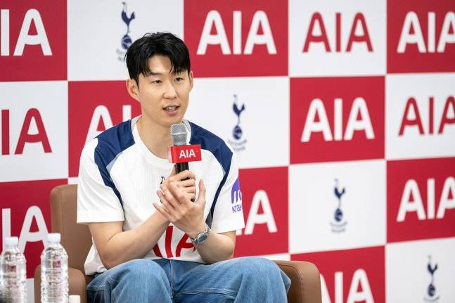 ▲ 지금 손흥민의 손끝에는 두 갈래 길이 놓여 있다. 새로운 도전과 마케팅적 성공이 가능한 미국 무대, 그리고 토트넘과 함께하는 마지막 황금기를 통한 전설의 마무리다. 어떤 선택을 하더라도 손흥민은 이미 한국 축구 역사상 가장 위대한 선수 중 하나임은 변함없다. ⓒ AIA 생명