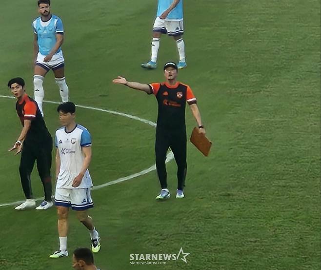 Director Lee Jung -hyo is instructing the team K -League players by hand. /Photo = Reporter Park Gundo
