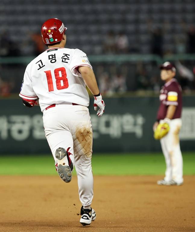 고명준이 6회 에레디아에 이어 백투백 홈런을 날리고 베이스를 돌고 있다. /사진=SSG 랜더스 제공