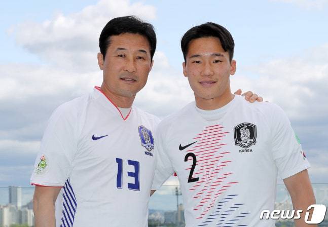 이을용(왼쪽) 경남FC 감독과 장남 이태석. /사진=뉴스1