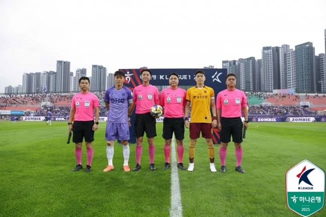 지난달 28일 안양종합운동장에서 열린 FC안양과 광주FC전을 앞두고 기념 사진을 촬영하고 있는 양 팀 주장과 심판진. /사진=한국프로축구연맹 제공