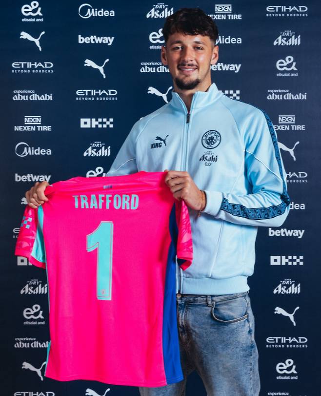 맨시티 유니폼을 든 제임스 트래포드. /사진=맨시티 공식 SNS 갈무리