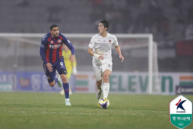 싸박(왼쪽)과 한현서. /사진=한국프로축구연맹 제공