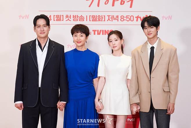 박해준-염정아-최윤지-김민규 '포즈는 다정하게'[★포토]