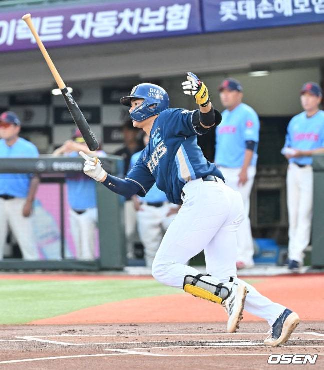 NC 김주원이 30일 사직 롯데전에서 1회초 안타로 출루하고 있다.