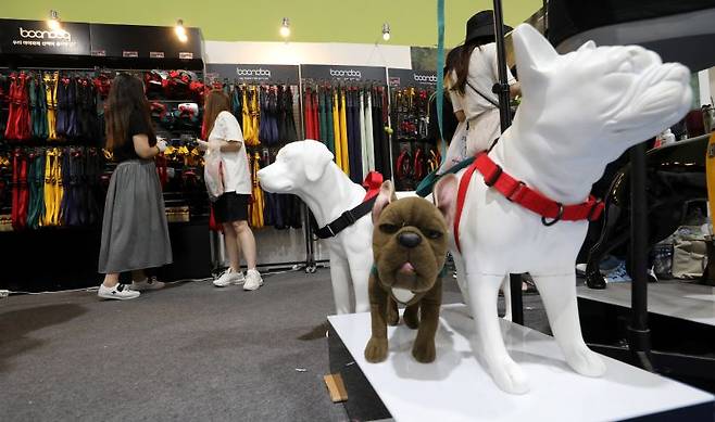 관람객들이 애견용품을 살펴보고 있다. [사진 | 뉴시스]