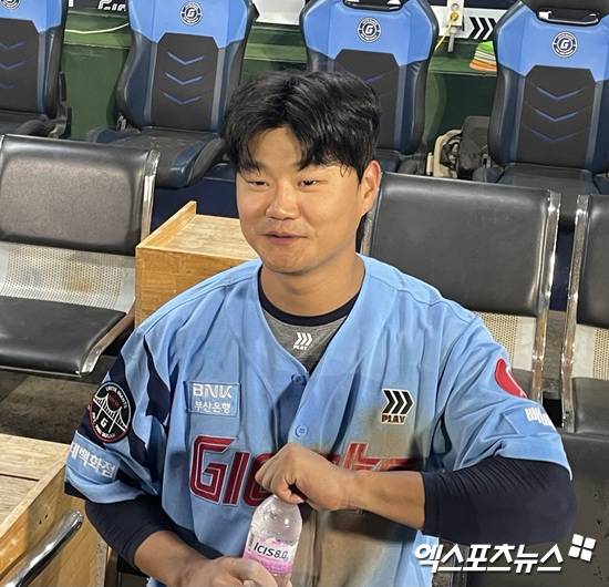 롯데 자이언츠 손호영이 29일 부산 사직야구장에서 열린 2025 신한 SOL Bank KBO리그 NC 다이노스와 홈경기 종료 후 취재진과 인터뷰에 응하고 있다. 엑스포츠뉴스 사직, 김유민 기자