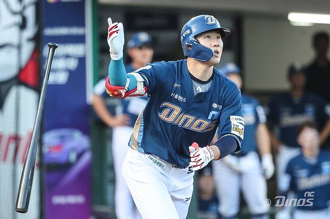 NC 다이노스 최원준이 29일 부산 사직야구장에서 열린 2025 신한 SOL Bank KBO리그 롯데 자이언츠와 원정경기에서 1군 엔트리에 등록과 동시에 팀의 2번타자 겸 중견수로 선발 출전했다. 결과는 4타수 무안타 1삼진. NC 다이노스