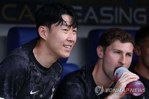 영국 매체 '기브미스포츠'는 29일 손흥민 영입을 위해 미국 메이저리그사커(MLS) LAFC, 그리고 사우디아라비아 프로리그도 끈을 놓지 않고 있다고 보도했다.&nbsp;매체는 '사우디 측은 2023년부터 그를 꾸준히 쫓고 있지만, 아직 이적에 대한 희망을 놓지 않고 있다. 사우디 측 관계자는 손흥민이 이번 여름 떠나면서 사우디와 계약하기 위해 4000만 달러(약 556억원)에 보너스를 지불하는 것을 준비하고 있다고 생각하고 있다'고 밝혔다. 손흥민은 알나스르, 알이티하드, 알콰디시아 등 사우디 3개 구단 러브콜을 받는 것으로 알려졌다. 연합뉴스