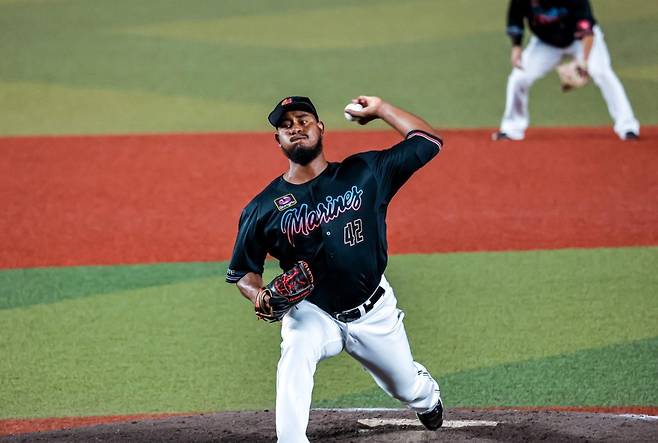 키움 히어로즈가 새 외국인 투수 크리스토퍼 크리소스토모 메르데세스(C.C 메르세데스, Cristopher Crisostomo Mercedes) 영입을 공식 발표했다. 키움은 30일 '기존 투수 케니 로젠버그의 웨이버 공시를 요청하고, 새 외국인 투수로 좌완 메르데세르를 이적료 포함 총액 28만 달러(3억8700만원)에 영입했다'고 발표했다. 메르세데스는 2025시즌 대만 퉁이 라이온즈 소속으로 14경기에 등판해 6승3패, 평균자책점 2.57의 성적을 올렸다. 키움 히어로즈 제공