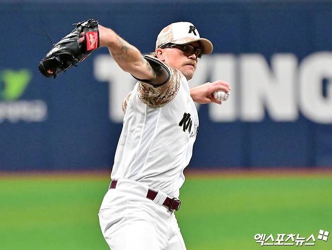 키움 히어로즈는 30일 '새 외국인 투수로 좌완 C.C 메르데세스를 이적료 포함 총액 28만 달러(3억8700만원)에 영입했다'고 발표했다. 메르세데스는 2025시즌 대만 퉁이 라이온즈 소속으로 14경기에 등판해 6승3패, 평균자책점 2.57의 성적을 올렸다. 키움의 대체 외국인 투수로 활약했던 호주 출신 라클란 웰스(사진)은 추가 게약을 거절한 뒤 돌아갔다. 엑스포츠뉴스DB