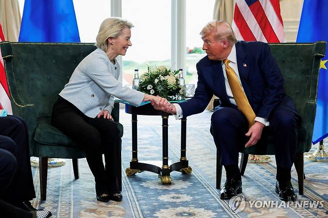 도널드 트럼프 미국 대통령과 우르줄라 폰데어라이엔 EU 집행위원장 [로이터 연합뉴스. 재판매 및 DB 금지]