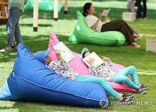 물놀이 쉴 때는 독서로 더위 탈출     (대구=연합뉴스) 윤관식 기자 = 폭염이 이어진 29일 대구 수성구 수성패밀리파크에서 열린 '제9회 수성인문학제 수북수북 야외도서관' 행사에서 어린이들이 물놀이장 휴식 시간에 책을 보며 더위를 식히고 있다. 2025.7.29
    psik@yna.co.kr