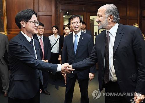 김정관 장관, 미국 상무부 장관 면담 (서울=연합뉴스) 김정관 산업통상자원부 장관이 24일(현지시간) 미국 워싱턴 DC 상무부 회의실에서 하워드 러트닉 상무부 장관과 악수하고 있다. 2025.7.25 [산업통상자원부 제공. 재판매 및 DB 금지] photo@yna.co.kr