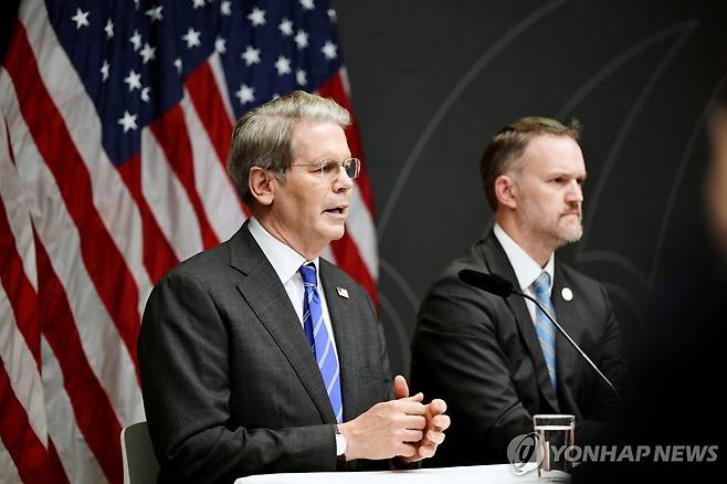 중국과의 협상 진행 상황을 설명하는 스콧 베선트 재무장관 [로이터 연합뉴스 자료사진/TT News Agency 제공]