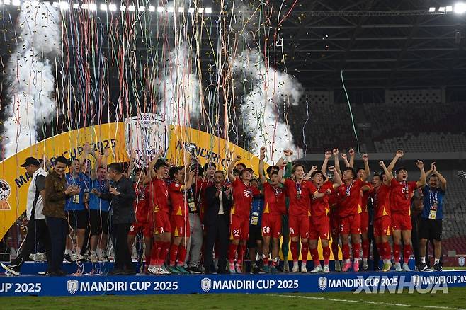 우승 세리머니 하는 베트남 선수단. [신화통신=연합뉴스]