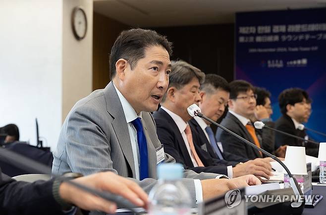 인사말 하는 조현준 위원장 (서울=연합뉴스) 조현준 한국무역협회 한일교류특별위원회 위원장(효성그룹 회장)이 28일 서울 강남구 트레이드타워에서 열린 '제2차 한일 경제 라운드테이블'에서 인사말 하고 있다, 2024.11.28 [한국무역협회 제공. 재판매 및 DB 금지] photo@yna.co.kr