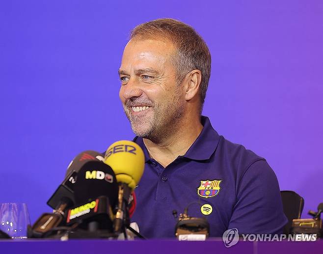 기자회견 나선 플리크 감독 (서울=연합뉴스) 류영석 기자 = 30일 서울 종로구 포시즌스호텔에서 열린 FC바르셀로나의 아시아투어 FC서울전 공식 기자회견에서 한지 플리크 감독이 취재진 질문에 답변하고 있다. 2025.7.30 ondol@yna.co.kr