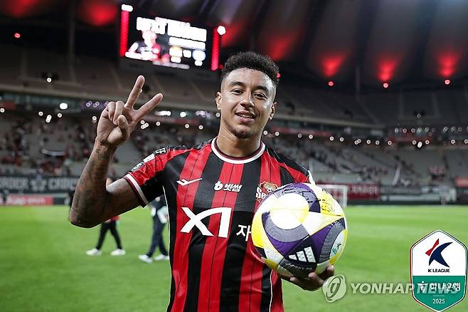 승리 세리머니 하는 린가드 (서울=연합뉴스) 20일 서울 월드컵경기장에서 열린 2025 프로축구 K리그1 FC서울과 울산 HD FC의 경기. 서울 린가드가 경기 득점 공인구를 들고 승리 세리머니를 하고 있다. 2025.7.20 [한국프로축구연맹 제공. 재판매 및 DB 금지] photo@yna.co.kr