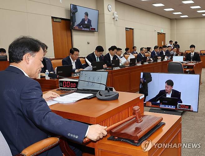 의사봉 두드리는 윤한홍 위원장 (서울=연합뉴스) 박동주 기자 = 30일 서울 여의도 국회에서 한국산업은행법 일부개정법률안 등을 심의, 의결하기 위해 열린 정무위원회 전체회의에서 윤한홍 위원장이 의사봉을 두드리고 있다. 2025.7.30 pdj6635@yna.co.kr