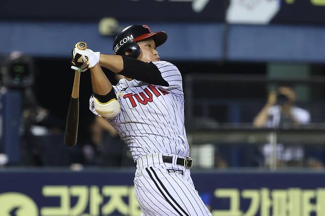 쐐기 2점홈런 날리는 LG의 박관우 [ LG 트윈스 제공. 재판매 및 DB 금지]