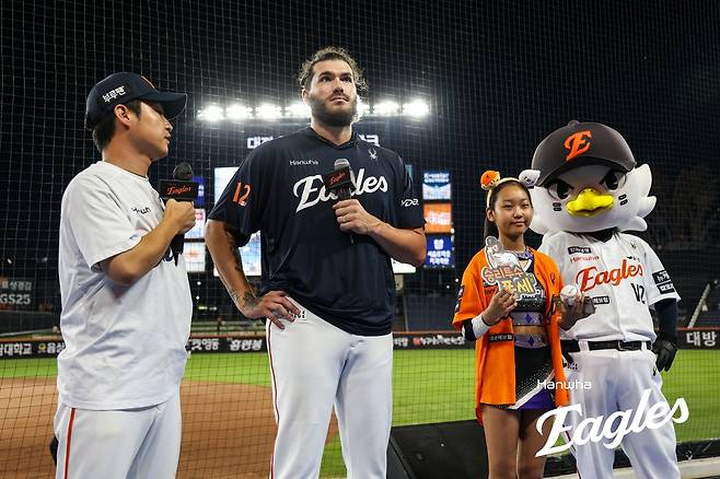 30일 승리 후 팬들 앞에서 인사하는 폰세 [한화 이글스 제공. 재판매 및 DB 금지]
