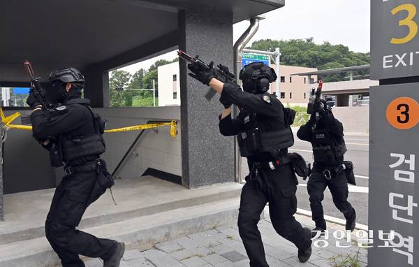 31일 인천도시지역전투훈련장에서 실시된 육군 51사단 ‘대테러 초동조치훈련 및 도시지역 탐색격멸훈련’에서 장병들이 테러 용의자 은거 지역으로 진입하고 있다. 2025.7.31 /김용국기자 yong@kyeongin.com