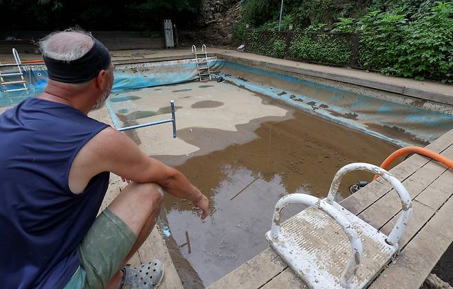 ▲ 지난 20일 가평군 조종면 일대가 집중호우로 인한 산사태 피해를 입은 가운데 31일 오전 가평군 조종면 마일리 글램핑장에서 소상공인 전응식 씨가 수해 현장에 대해 설명하고 있다./전광현 기자 maggie@incheonilbo.com