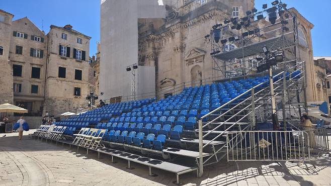 두브로브니크 성 안에서 여름 기간 펼쳐지는 축제 공연 무대. 사진=이희택 기자.