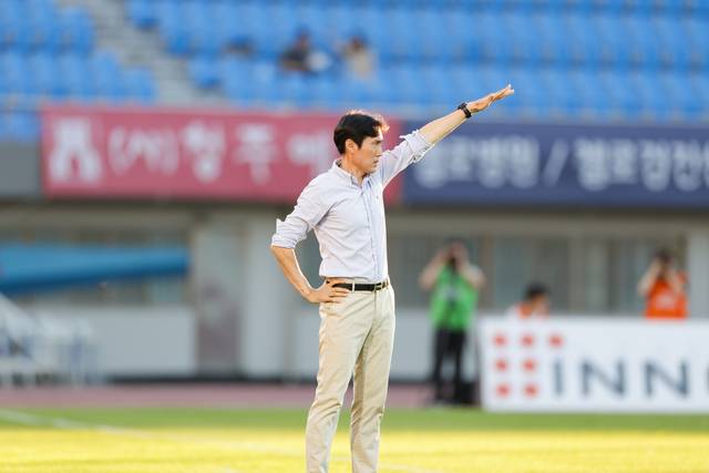 ▲ 진두지휘하는 충북청주FC 김길식 감독./충북청주FC 제공
