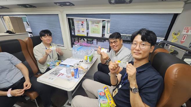대한적십자사 광주·전남혈액원은 최근 4개 단체 임직원과 시민 등 약 130명이 헌혈과 헌혈 캠페인에 참여했다고 31일 밝혔다. /대한적십자사 광주·전남혈액원 제공