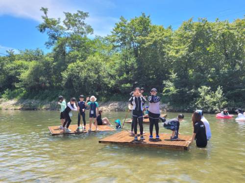 ◇춘천시장애인가족지원센터(센터장:유미)는 2025년 비장애형제프로그램 ‘비행기’을 성황리에 마쳤다고 31일 밝혔다. 사진은 최근 진행된 양평외갓집체험활동.