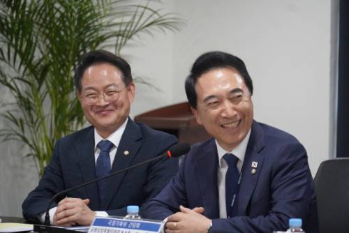 ◇더불어민주당 국정기획위에서 활동중인 허영(춘천 갑) 국회의원과 김도균 강원도당위원장(외교안보분과 자문위원)은 31일 정부서울청사에서 강원지역 여당 시장·군수들을 초청해