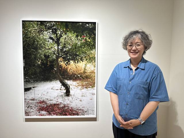 ‘멀리서 너무 가깝게’ 전시를 열고 있는 부산 해운대구 고은 깁슨 사진미술관에서 포즈를 취한 정희승 사진가. 김은영 기자 key66@
