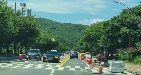 경주 보문단지에서 불국사로 이어지는 보불로 전 구간이 2025 APEC 정상회의를 앞두고 도로경관정비 공사를 한꺼번에 실시하면서, 일부 구간의 차로가 공사차량과 중장비에 점유되는 등 차량 정체가 일상화되고 있다. 황기환 기자