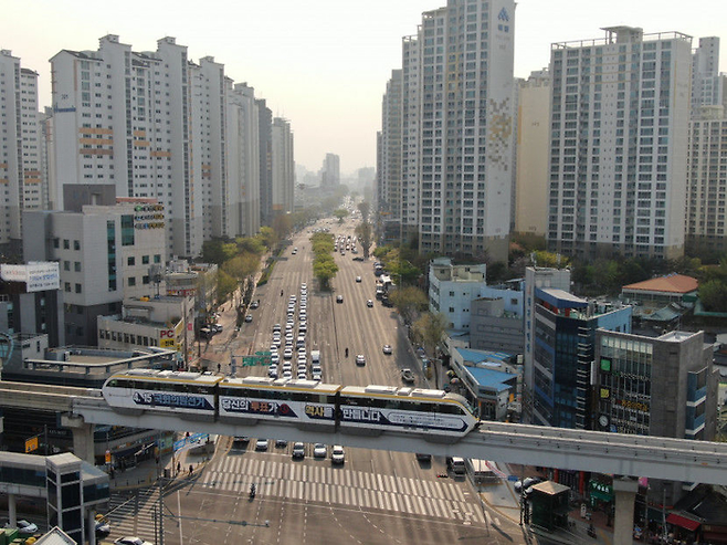 대구 도심 위를 달리는 차량들과 도시철도 3호선. 영남일보DB